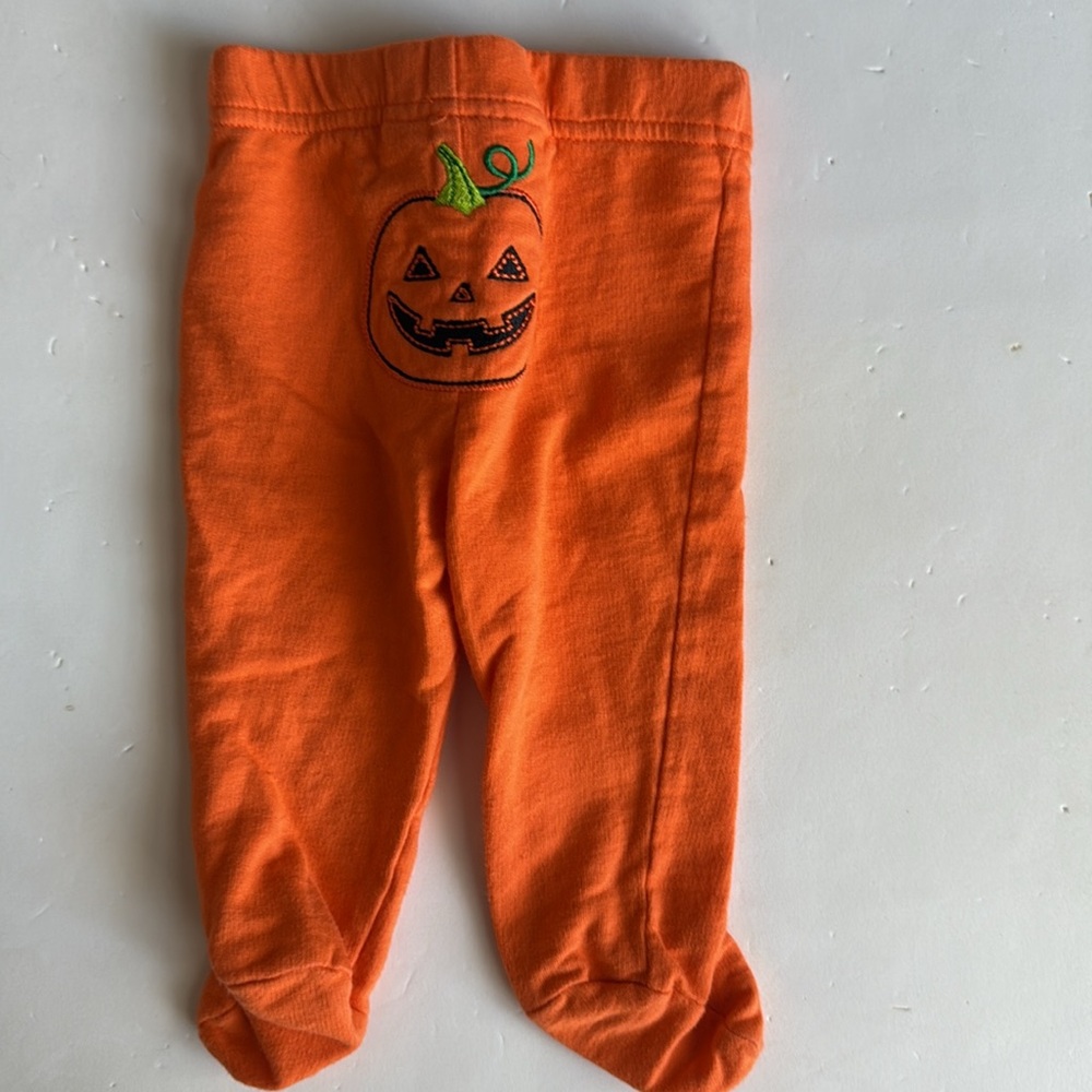 Halloween 3 pc set Bodysuit Shirt, Orange Pants, 2 Socks, and Pumpkin Hat 0-3 mo - Picture 11 of 11